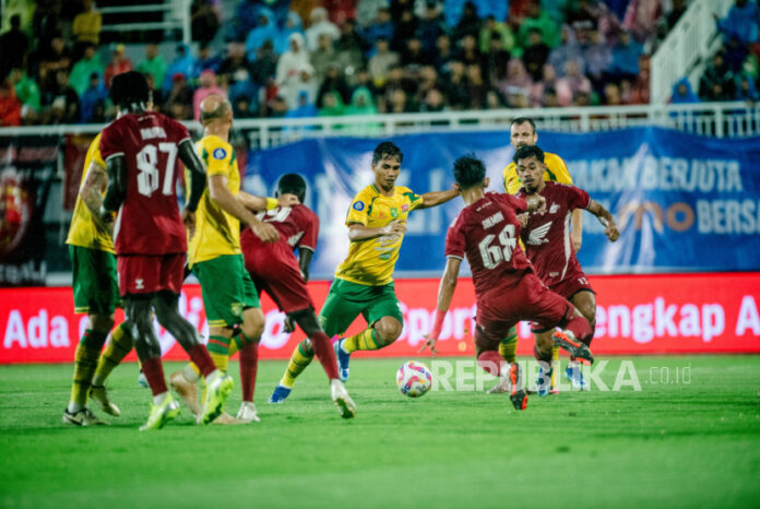 pemain-persebaya-surabaya-rizky-dwi-berusaha-melepaskan-tendangan-ke_250307225420-218.jpg