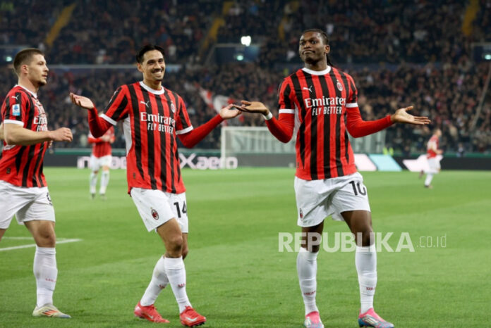 winger-ac-milan-rafael-leao-kanan-merayakan-golnya-ke_250412070257-315.jpg