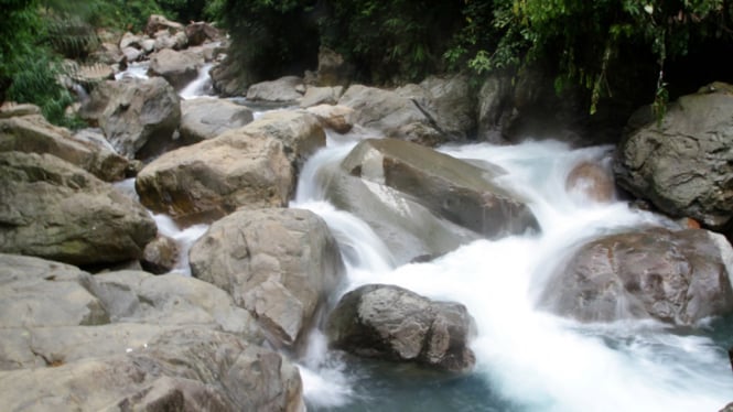 309958_curug-leuwi-hejo-surga-tersembunyi-di-kawasan-sentul_665_374.jpg