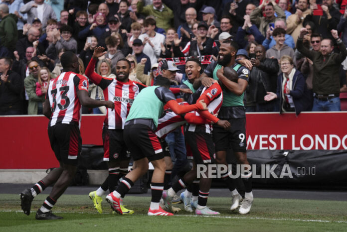 pemain-brentford-yoane-wissa-kedua-dari-kanan-merayakan-gol_250504221151-105.jpg