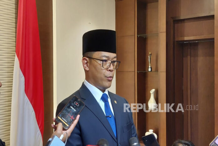 menteri-luar-negeri-menlu-sugiono-di-istana-kepresidenan-jakarta_250515172506-554.jpg
