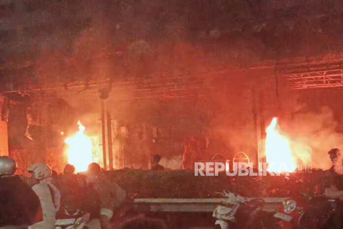 para-demonstran-juga-tampak-membakar-pintu-masuk-tol-dalam_250829223643-476.jpeg